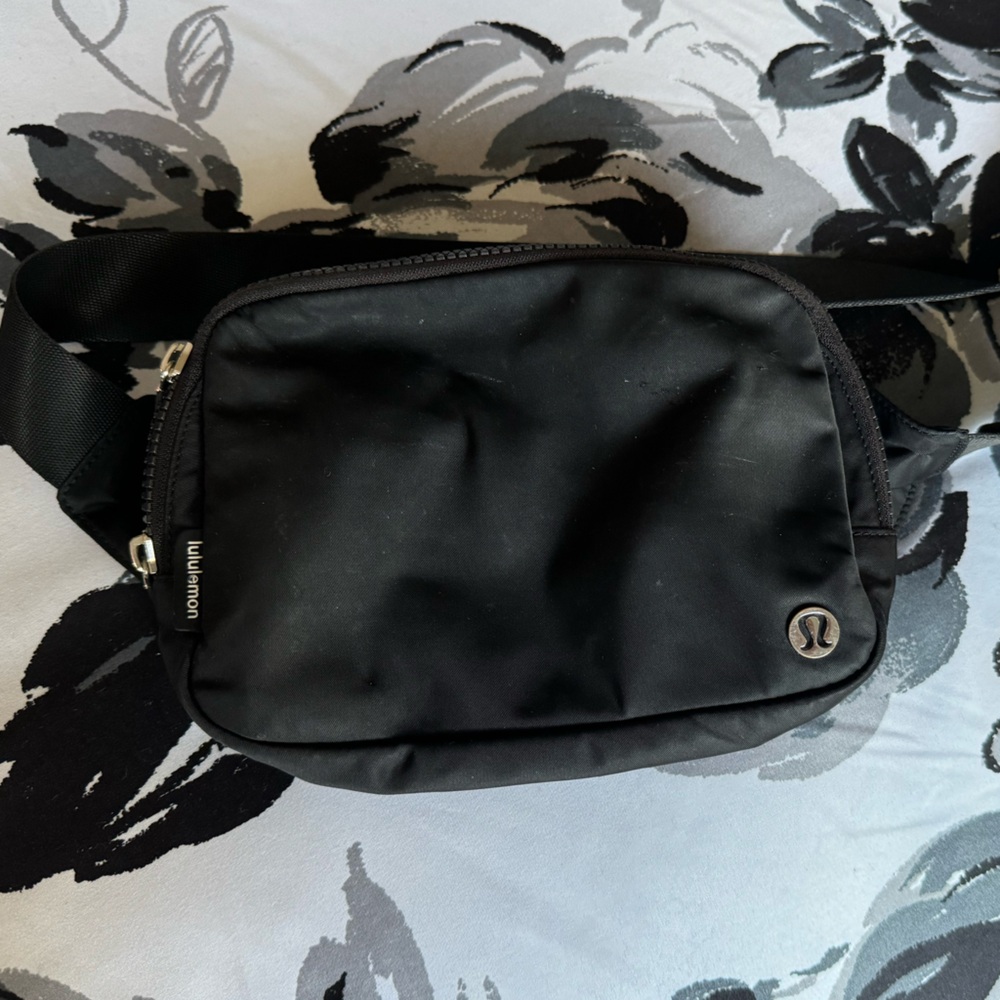 Lululemon crossbody 2L